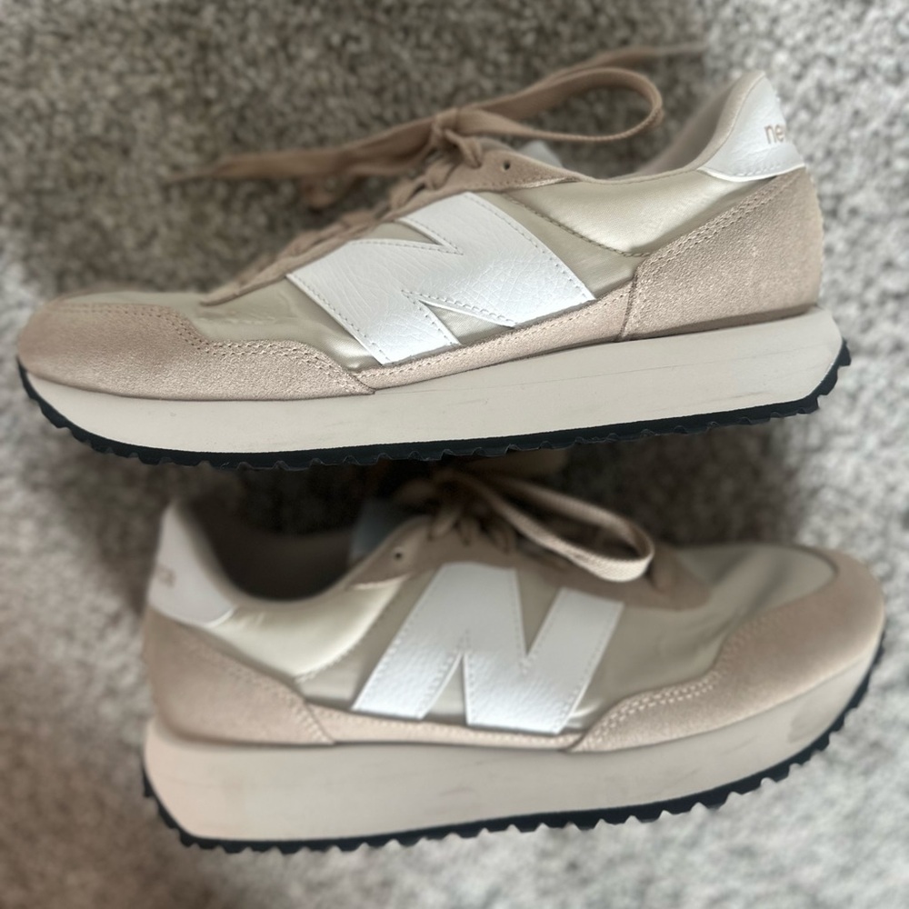 New Balance Women's 237 Sneaker Tan & Cream